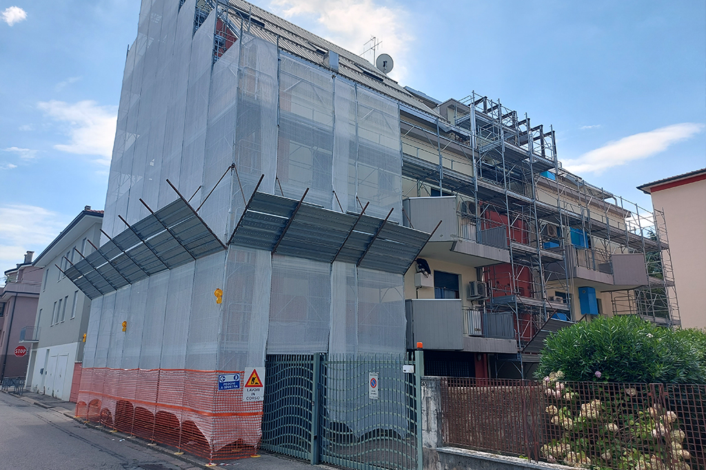 Ponteggi-su-edificio-condominiale-StudioGPM-Vicenza-Padova Ponteggi su edificio condominiale