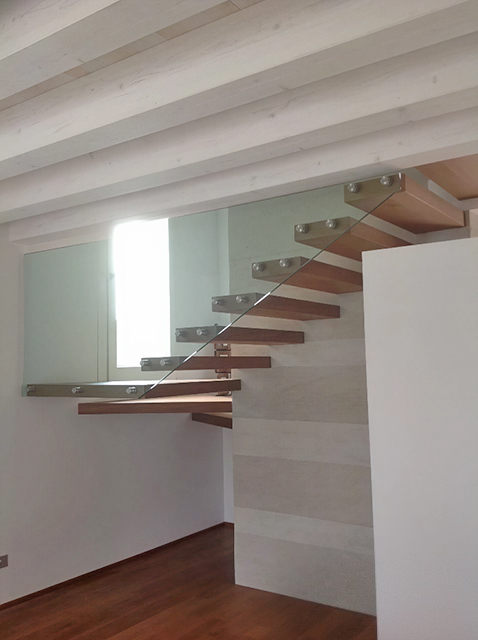 Scala-vetro-legno-StudioGPM-Vicenza-Padova Scala sospesa in vetro-legno